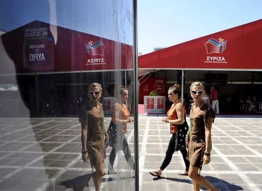 Dans les rues d'Athènes, devant un stand du parti de la gauche radicale Syriza, le 11 septembre 2015.


