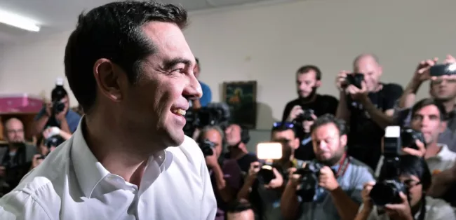 Alexis Tsipras tout sourire dans le bureau de vote, ce dimanche 20 septembre à Athènes. (LOUISA GOULIAMAKI/AFP)


