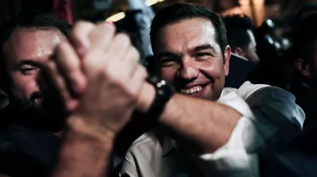 Le Premier ministre grec sortant Alexis Tsipras au milieu de ses partisans, à son arrivée au siège de Syriza le 20 septembre 2015 à Athènes.


