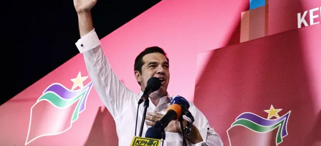 Sans surprise, la victoire du premier ministre grec est commentée à l'aune des préoccupations électorales françaises. Crédits photo : LOUISA GOULIAMAKI/AFP


