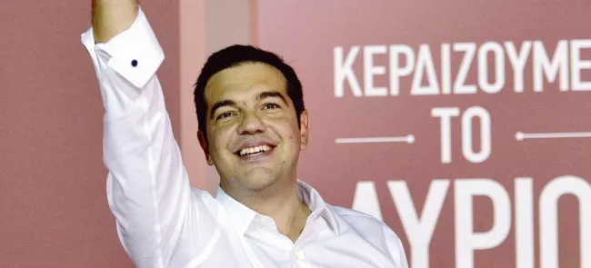 Alexis Tsipras salue ses supporteurs, dimanche, à Athènes, après le large succès de Syriza aux législatives partielles. Crédits photo : MILOS BICANSKI/Getty Images/AFP


