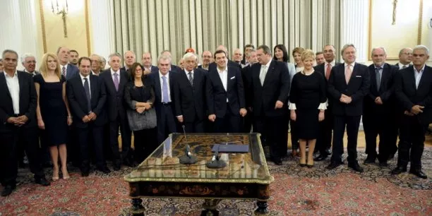 Comme pour le premier gouvernement Tsipras en janvier, les ministres ont prêté serment en deux fois, dans les locaux de la présidence de la République. Un premier groupe a prêté serment sur l'Evangile, devant des dignitaires religieux orthodoxes. Le second, plus important, a prêté un serment civil au Président de la République Prokopis Pavlopoulos. (Crédits : MICHALIS KARAGIANNIS)


