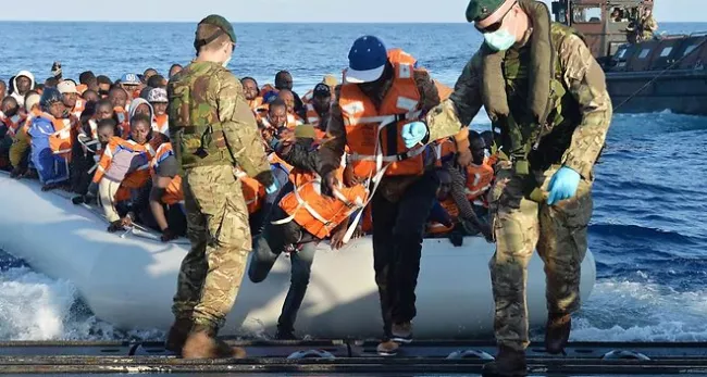 Ce centre d'accueil est nécessaire pour répartir par la suite l'accueil des migrants entre les différents pays de l'Union européenne. - Carl Osmond/AP/SIPA


