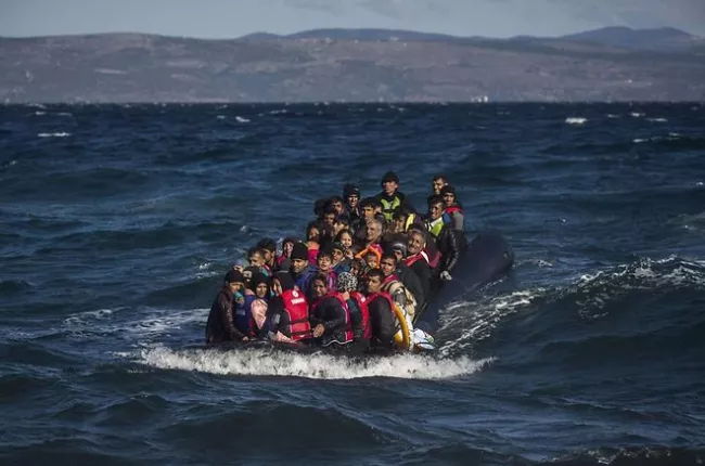 Des migrants sur un bateau de fortune à proximité de l'île de Lesbos en Grèce, le 28 octobre 2015. - Santi Palacios/AP/SIPA


