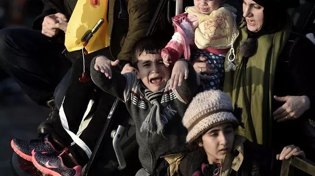 Un enfant migrant, en larmes, appelant à l'aide au large de la Grèce.


