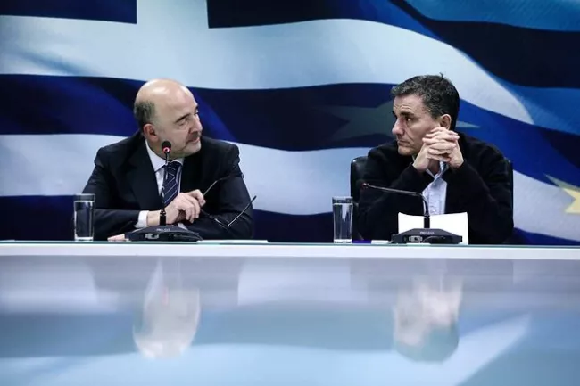 Pierre Moscovici, le commissaire en charge des Affaires économiques (ici avec le ministre grec des Finances Euclide Tsakalotos), était de passage, mardi et mercredi à Athènes, en «?ami de la Grèce?». - Photo Nikos Libertas/SOOC/AFP


