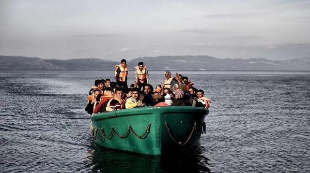 Une embarcation de migrants arrive sur l'île de Lesbos en Grèce, le 10 novembre 2015


