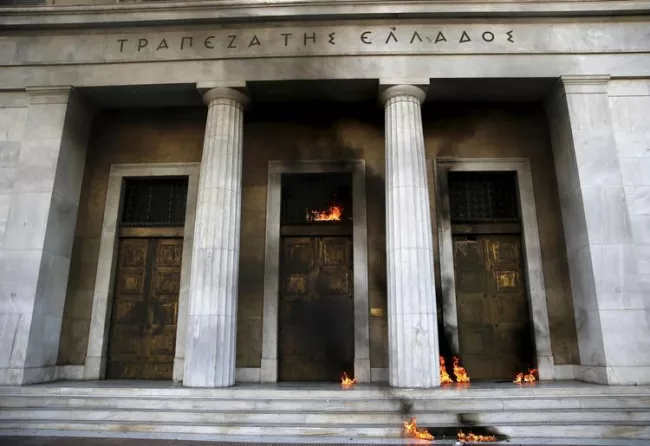 Contre Tsípras, Athènes s'embrase.