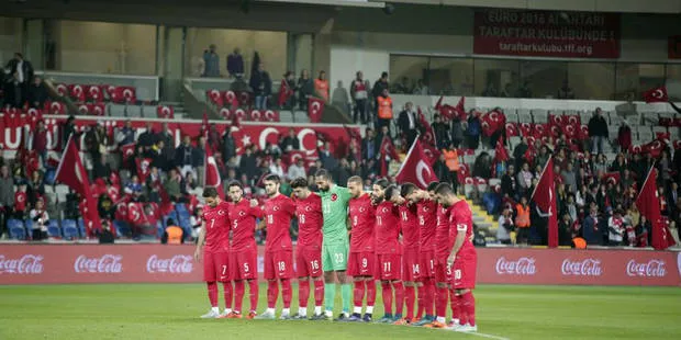 Turquie-Grèce: la minute de silence entachée de cris et de huées.
