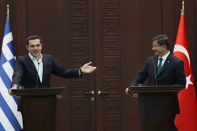 Le premier ministre grec Alexis Tsipras et son homologue turc Ahmet Davutoglu. Image: Keystone


