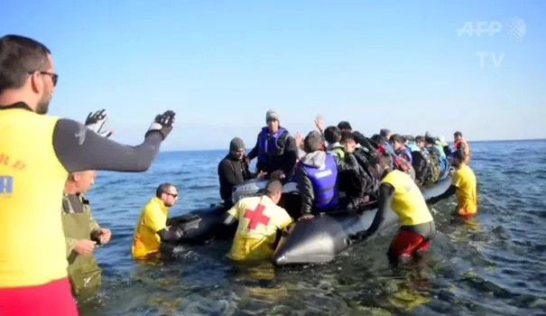 Des migrants arrivent en Grèce après un voyage éprouvant.