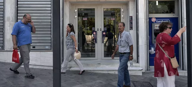 Eurobank est l'une des quatre banques grecques concernées par l'aide européenne. Crédits photo : LOUISA GOULIAMAKI/AFP


