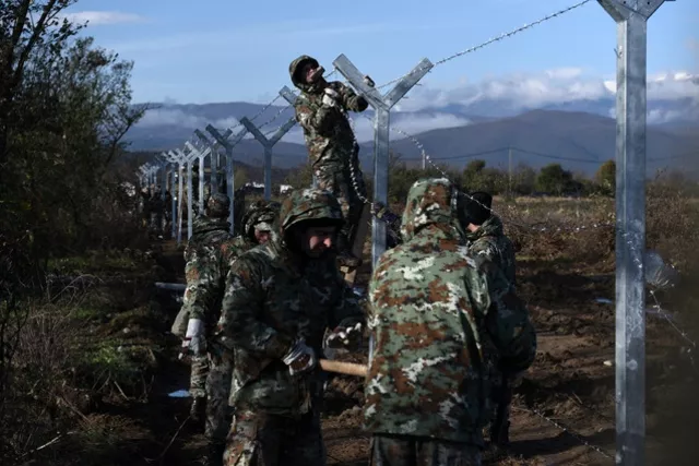 L'armée macédonienne a commencé à construire une clôture à sa frontière avec la Grèce. Image: Keystone


