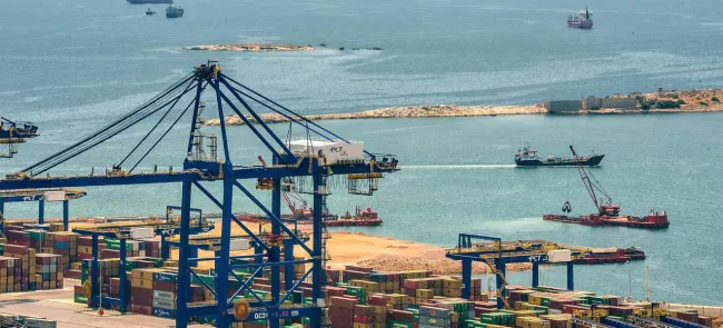 En Grèce, pays de transit, la contrebande reste solidement implantée. Pourtant, le gouvernement affirme que les contrôles se sont accrus, notamment sur le port du Pirée (ci-dessus), à Athènes Crédits photo : ANDREAS SOLARO/AFP


