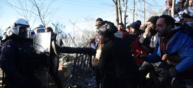 Les forces de l'ordre grecques vont recevoir l'aide de gardes-frontières venus d'autres pays de l'Union, notamment pour mieux contrôler sa frontière avec la Macédoine. Crédits photo : Giannis Papanikos/AP


