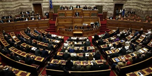 Le parlement grec adopte à une courte majorité un budget 2016 "rude".