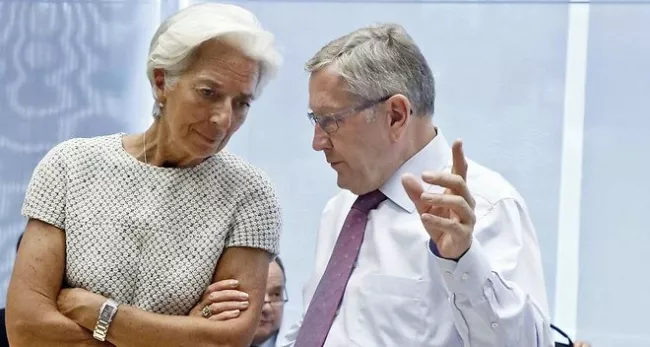 Le patron du fonds de soutien de la zone euro (MES) Klaus Reglin avec la directrice générale du FMI Christine Lagarde. - Michel Euler / AP / SIPA


