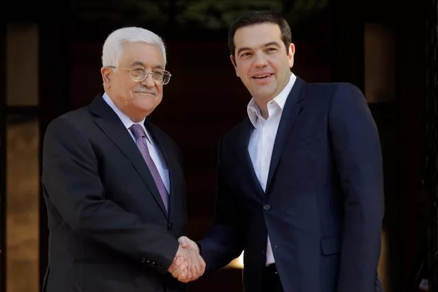 Mahmoud Abbas était en visite à Athènes pour deux jours. Il est accueilli ici par le premier ministre grec Alexis Tsipras (à droite). Image: Orestis Panagiotou/Keystone


