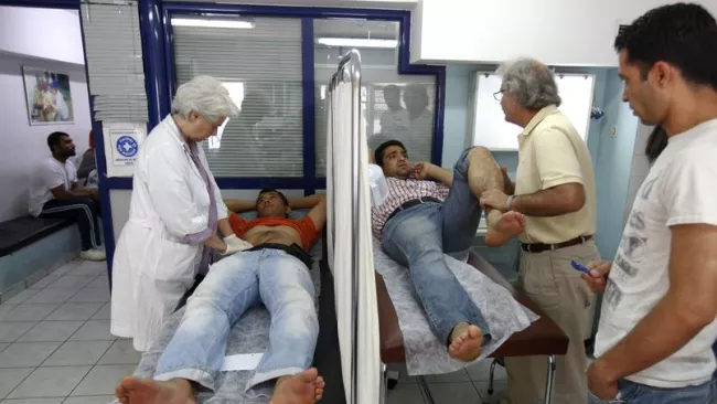 Les médecins hospitaliers peuvent, selon les plaignants, exercer plus de 90 heures par semaine. Crédits photo : © Yorgos Karahalis / Reuters/Reuters


