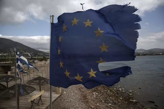 Drapeaux en lambeaux dans le village d'Anavissos, près d'Athènes.


