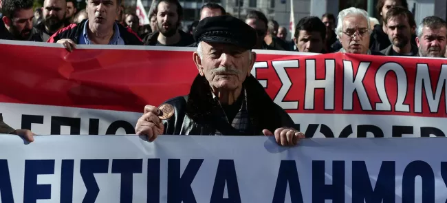 Plusieurs centaines de retraités ont manifesté, vendredi à Athènes, contre la réforme des retraites. Crédits photo : LOUISA GOULIAMAKI/AFP


