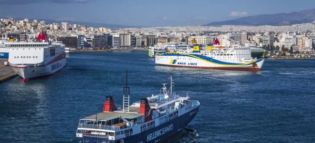 Des millions de touristes embarquent chaque été dans les ferries au port du Pirée pour rejoindre les îles grecques. Crédits photo : age fotostock/Terrance Klassen


