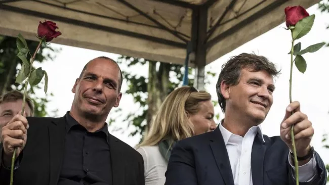 Yanis Varoufakis et Arnaud Montebourg à la Fête de la rose de Frangy-en-Bresse, le 23 août 2015. Crédits photo : JEAN-PHILIPPE KSIAZEK/AFP


