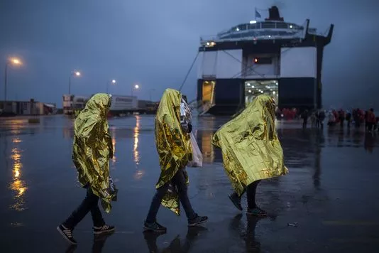 Au nord de l'île de Lesbos, sur les côtes où débarquent chaque jour des dizaines de barques de réfugiés, une multitude de petits camps de transit ont vu le jour, offrant un abri de quelques heures avant le transfert vers la capitale, Mytilène.


