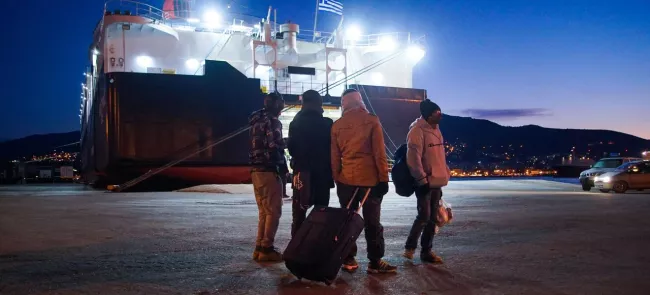 Sur l'île grecque de Lesbos, des migrants attendent de prendre place sur le ferry pour Athènes. Crédits photo : Mstyslav Chernov/AP


