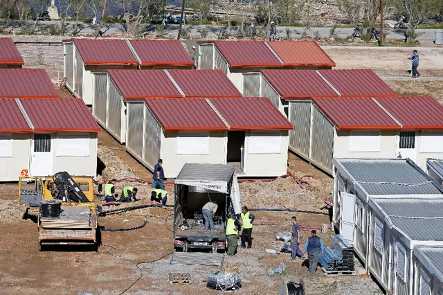 Un des cinq camps d'accueil en construction, celui sur l'île de Leros. Image: AP


