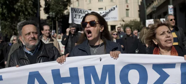 En prélude à la grève générale, les journalistes grecs ont défilé mercredi à Athènes. Crédits photo : Petros Giannakouris/AP


