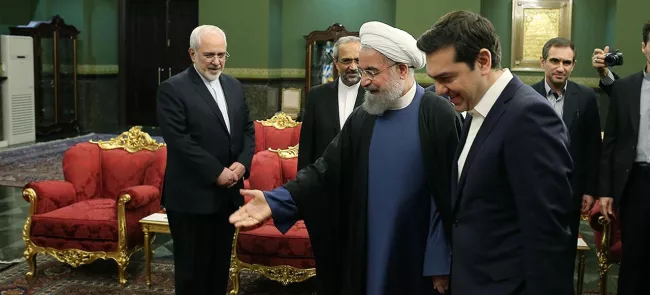 Alexis Tsipras (ici lundi à Téhéran en compagnie d'Hassan Rohani) est le premier chef de gouvernement à se rendre en Iran depuis la levée des sanctions le 16 janvier. Crédits photo : HANDOUT/REUTERS



