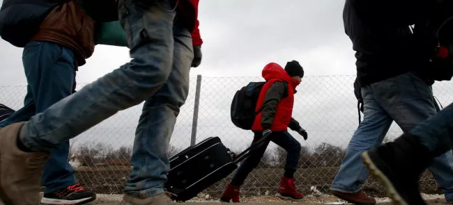 Des réfugiés se dirigent vers la frontière avec la Serbie depuis le village macédonien de Tabanovce, mercredi. Crédits photo : Boris Grdanoski/AP


