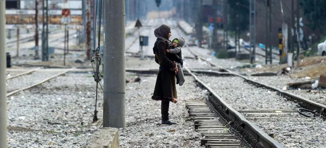 Une jeune réfugiée et son enfant, la semaine dernière, aux environs de Gevgelija à la frontière entre la Grèce et la Macédoine. Crédits photo : ROBERT ATANASOVSKI/AFP


