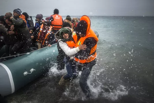 Des réfugiés arrivant sur l'île grecque de Lesbos, le 3 janvier 2016.


