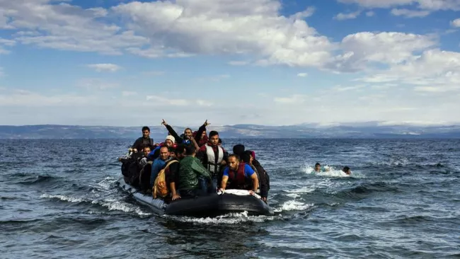 Des réfugiés arrivent sur l'île grecque de Lesbos. Crédits photo : DIMITAR DILKOFF/AFP


