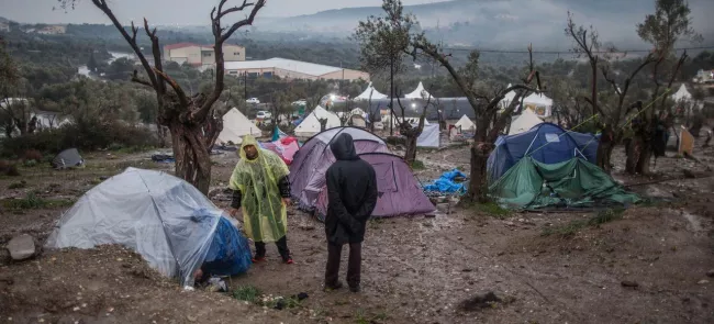 Des migrants campent dans  des conditions précaires sur  la «colline aux Afghans»  à proximité du camp de Moria,  sur l'île de Lesbos (Grèce),  en janvier 2016. Crédits photo : Bartek Langer/NurPhoto


