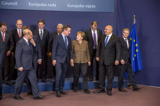 David Cameron, Premier ministre britannique, et Angela Merkel, chancelière allemande, posent pour la photo de famille avant le Sommet des Chefs d'Etat et de gouvernement au Conseil européen à Bruxelles, Belgique, jeudi 18 février 2016.


