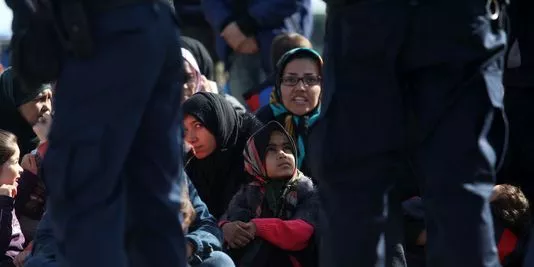 Des migrants attendent près d'Idomeni, en Grèce, le 21 février 2016. Ils veulent pouvoir franchir la frontière avec la Macédoine.


