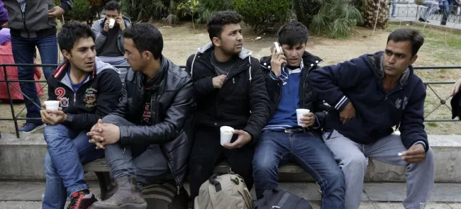 De jeunes réfugiés afghans, place Victoria, jeudi, dans le centre d'Athènes. Crédits photo : Thanassis Stavrakis/AP


