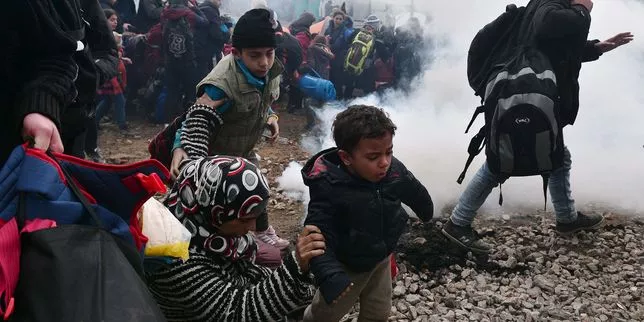Frontière grecque : la police macédonienne tire des gaz lacrymogènes contre des migrants.