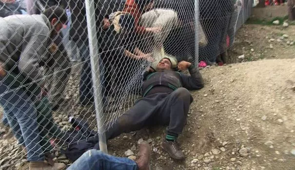 Grèce: tensions entre migrants bloqués à la frontière macédonienne et policiers.