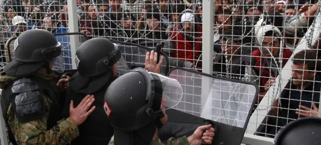 La police macédonienne a usé de la force, dimanche, à Gevgelija, devant plusieurs centaines de migrants qui, depuis la Grèce, tentaient de forcer le passage de la frontière. Crédits photo : Boris Grdanoski/AP


