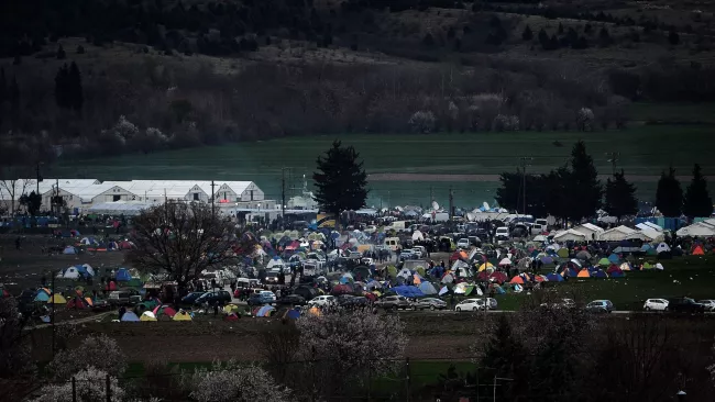 Des dizaines de milliers de migrants demeurent bloqués près du village d'Idomeni en Grèce dans des conditions misérables en raison de restrictions imposées par plusieurs pays des Balkans. Lundi se tient un important sommet entre l'UE et la Turquie visant à régler la crise migratoire. Crédits photo : LOUISA GOULIAMAKI/AFP


