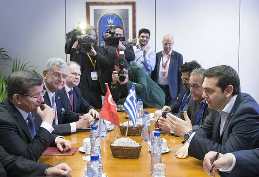 Au cours du sommet entre l'UE et la Turquie, ce lundi 7 mars, le premier ministre grec, Alexis Tsipras (droite), entend obtenir du premier ministre turc, Ahmet Davutoglu (gauche), que son pays respecte l'accord bilatéral de réadmission de 2001 permettant de renvoyer sur le sol turc les migrants économiques.


