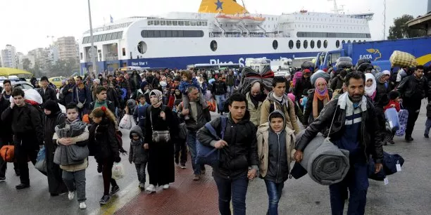 Grèce: la crise des réfugiés pèse "significativement" sur l'économie.