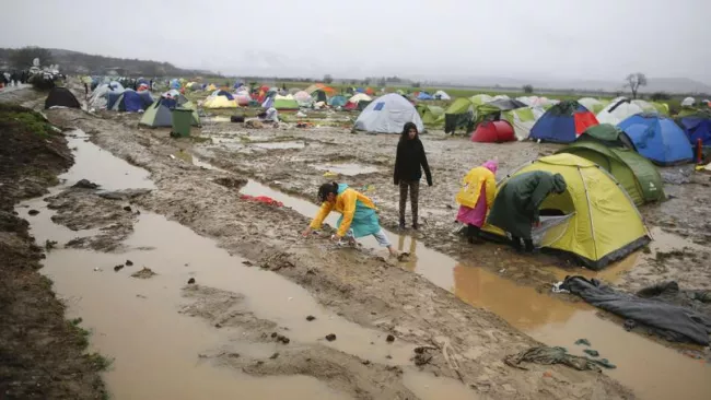 14.000 personnes s'entassent dans un camp ultra-précaire à la frontière avec la Macédoine. Crédits photo : STOYAN NENOV/REUTERS


