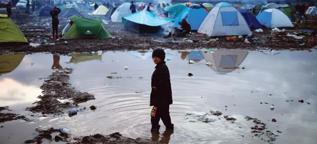 Selon les estimations de Médecins sans frontières, 40 % des réfugiés à Idomeni sont des enfants. Crédits photo : STOYAN NENOV/REUTERS


