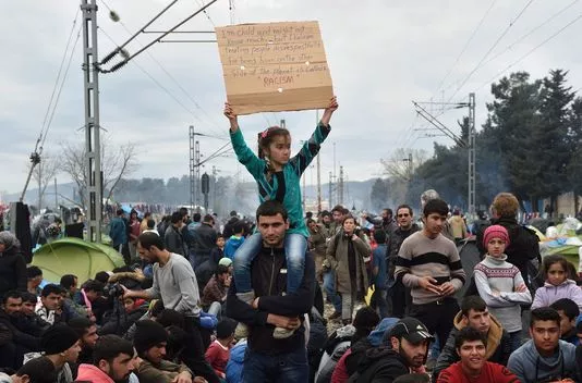 Environ 200 réfugiés ont protesté dans les environs du village grec d'Idomeni, samedi 12 mars à la mi-journée.


