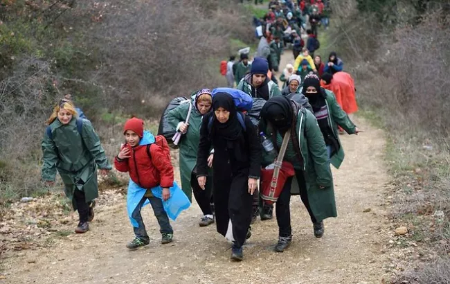 Des centaines de migrants venus du camp d'Idomeni ont été stoppés par l'armée macédonienne après être parvenus à entrer dans le pays - AFP


